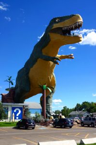 touristeninformation info drumheller mit riesigem dinosaurier 