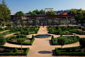 Romantisches Franken Bayern Schlossgarten historischer Kraeutergarten Residenz Ansbach Hofgarten
