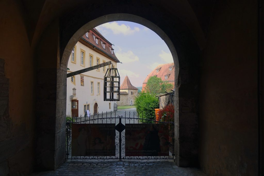 eingangsportal zum mittelalterlichen kriminalmuseum rothenburg