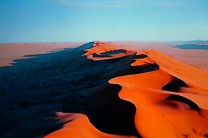Namibia Rote Duenen im Sossusvlei Tagesanbruch Auto Scheinwerfer Namib