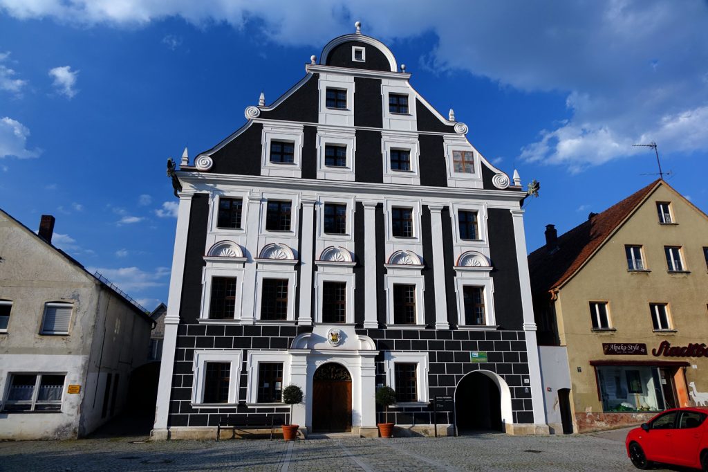 rathaus auf dem marktplatz von hohenburg im kreis amberg sulzbach