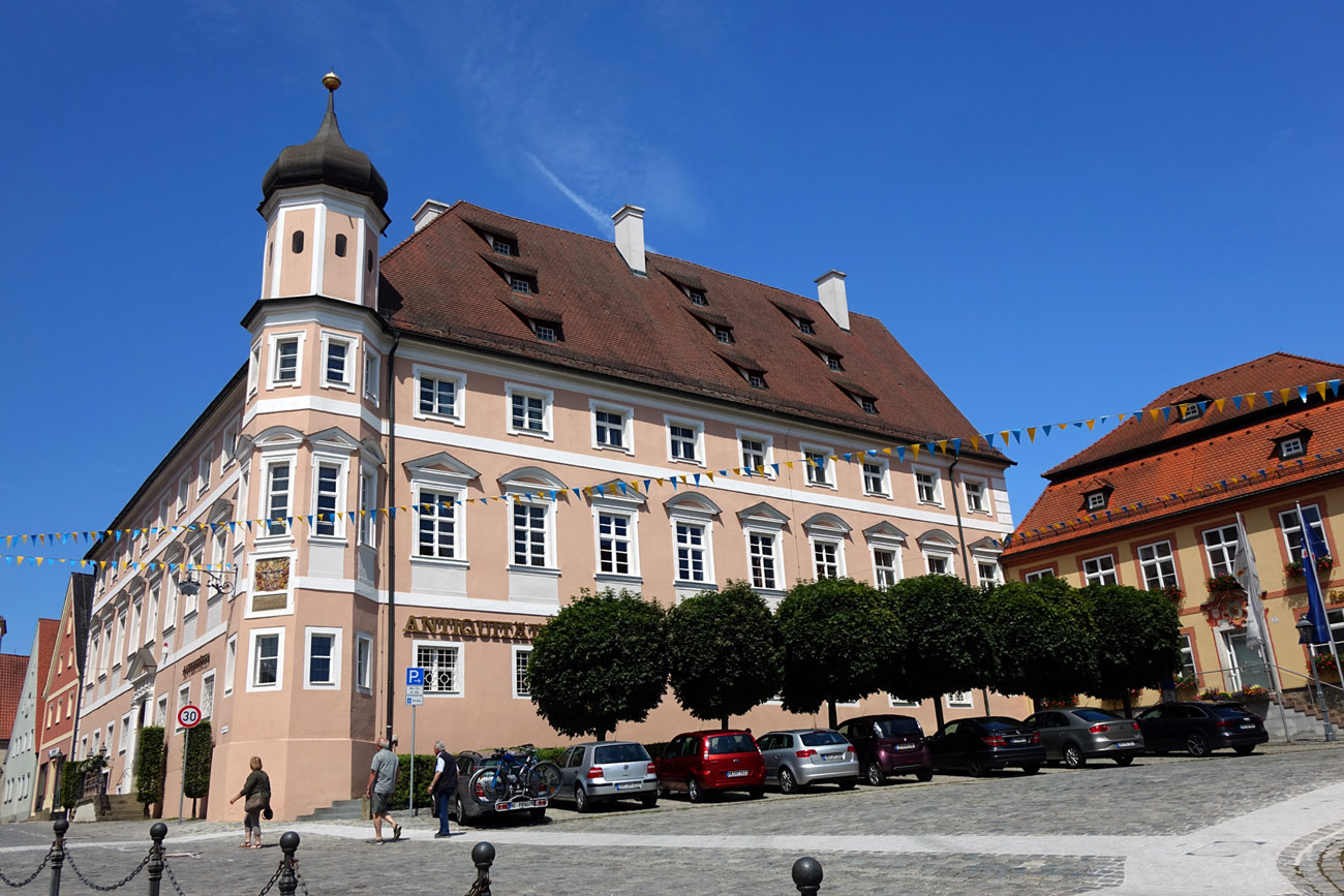  Fürstbischöfliche Bauten: links das ehemaliges Schloss, rechts das barocke Forsthaus
