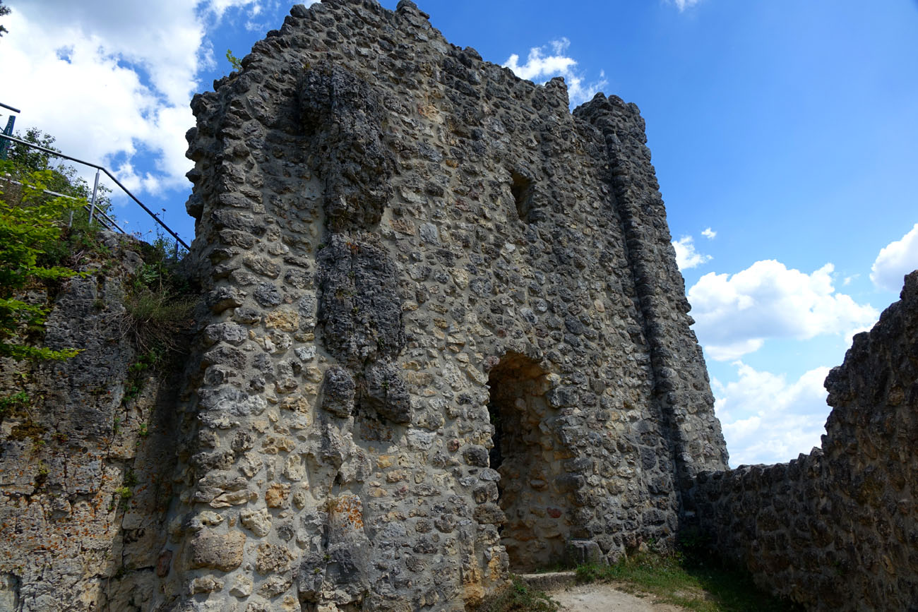 Vom ehemaligen Wohngebaeude der Burg Lichtenegg stehen noch die Grundmauern