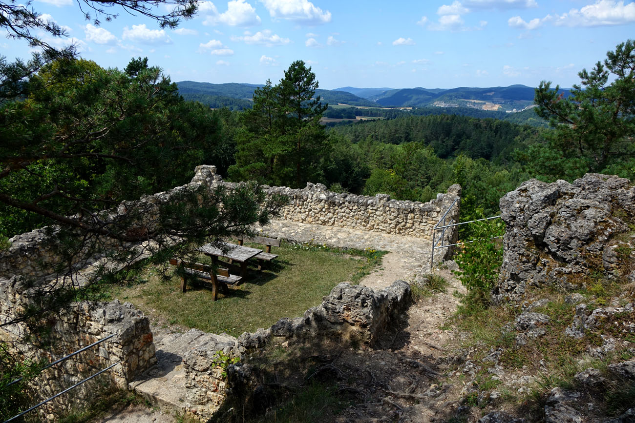 Auf dem ehemaligen Bergfried der Burg Lichtenegg lädt heute ein Picknicktisch und Bänke Besucher zum Verweilen ein