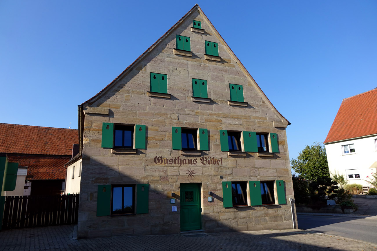 Direkt neben dem Gasthaus Böbel liegt die Metzgerei in Rittersbach im Landkreis Roth in Bayern