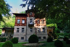 Villa im Schweizer Stil im Weinbergpark Roth