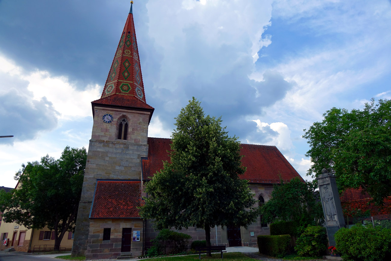 Evangelisch-Luther. Pfarrkirche mit schmucker Turmspitze im Ortskern von Rittersbach