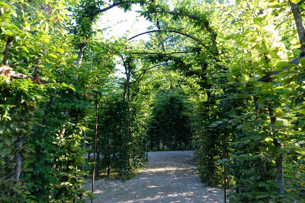 Labyrinth mit Brunnen im Schlosspark Schloss Fantaisie Deutschland Bayern Bayreuth Donndorf