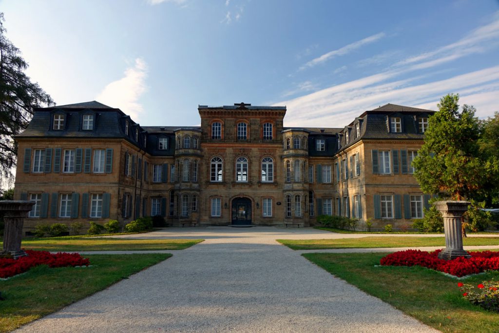 Schloss Fantaisie Bayreuth Bayern Donndorf Gartenmuseum Frontansicht Hofgarten