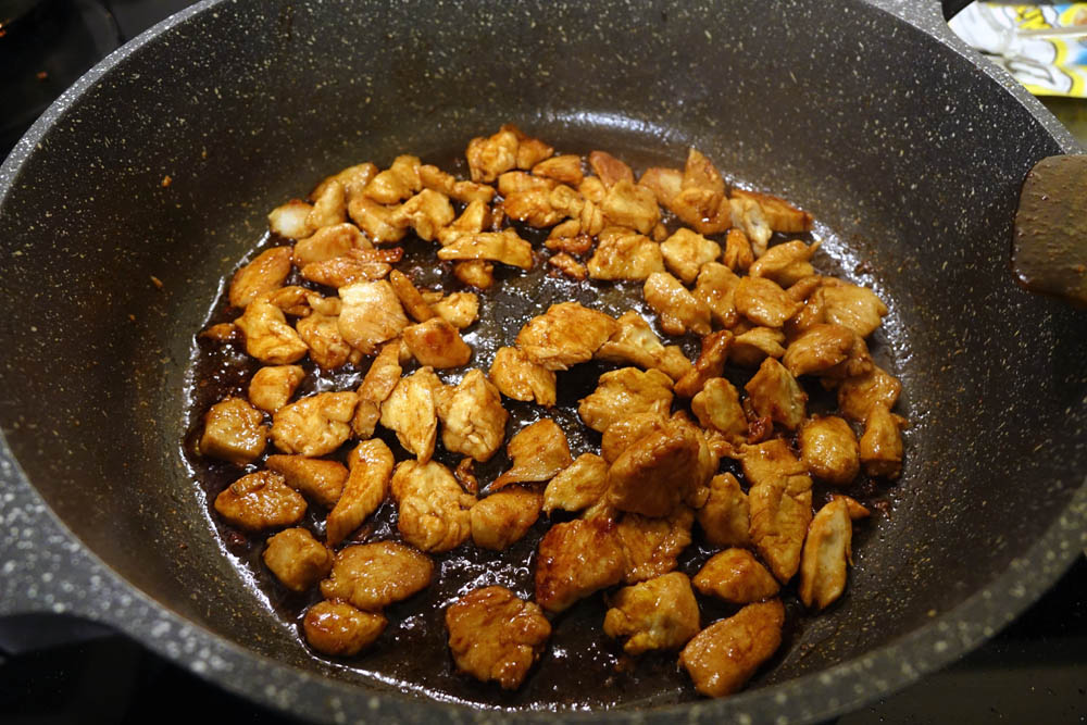 gebratene nudeln chinesisch mit hähnchen und gemüse