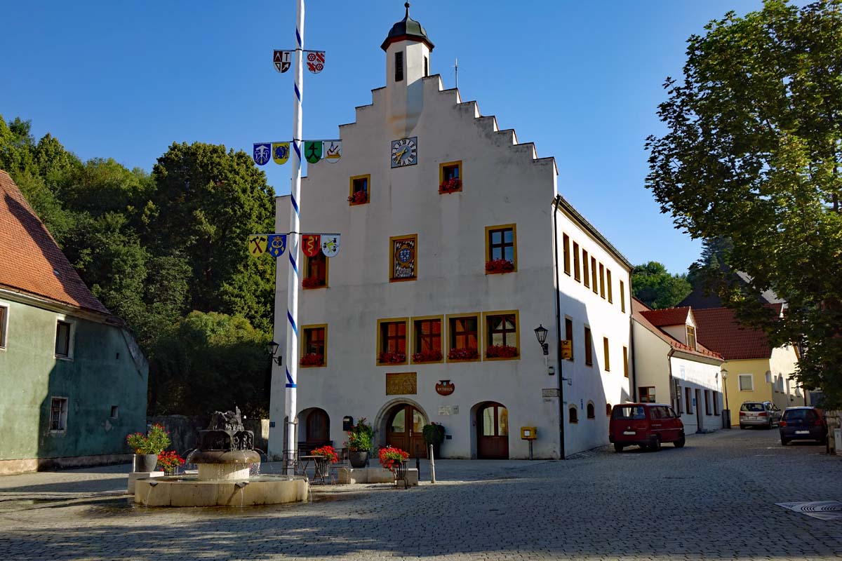 rathaus auf dem marktplatz in kastl bayern oberpfalz