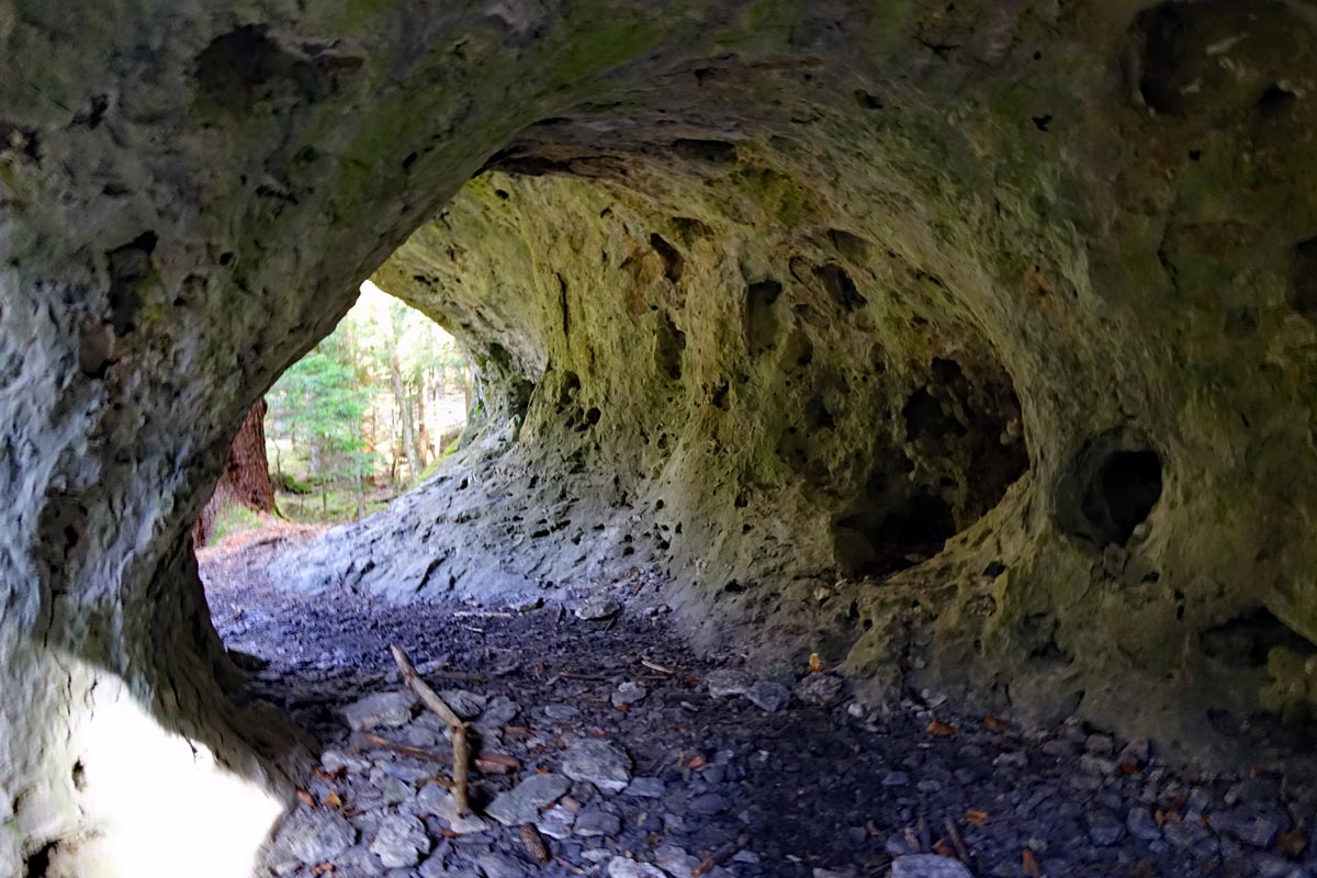 felsen und höhlen auf dem auerhahn rundweg im veldensteiner forst