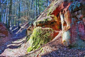 sandsteinfelsen auf der wanderung jurakante thalmässing fundreich
