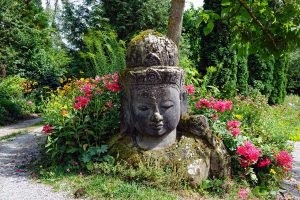 budda statue im nepal himalaya park wiesent 