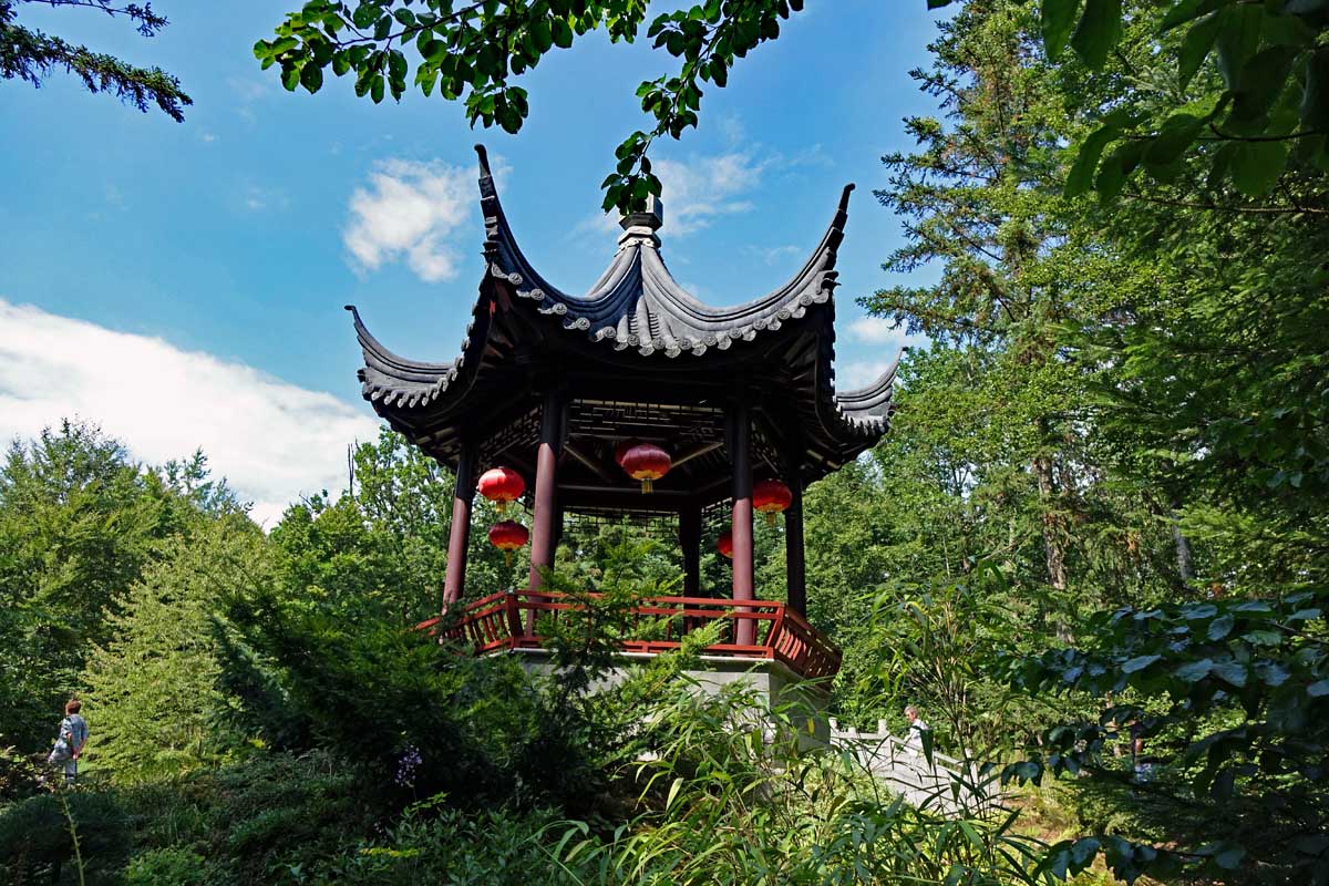 teepavillon im nepal himalaya park in wiesent regensburg bayern