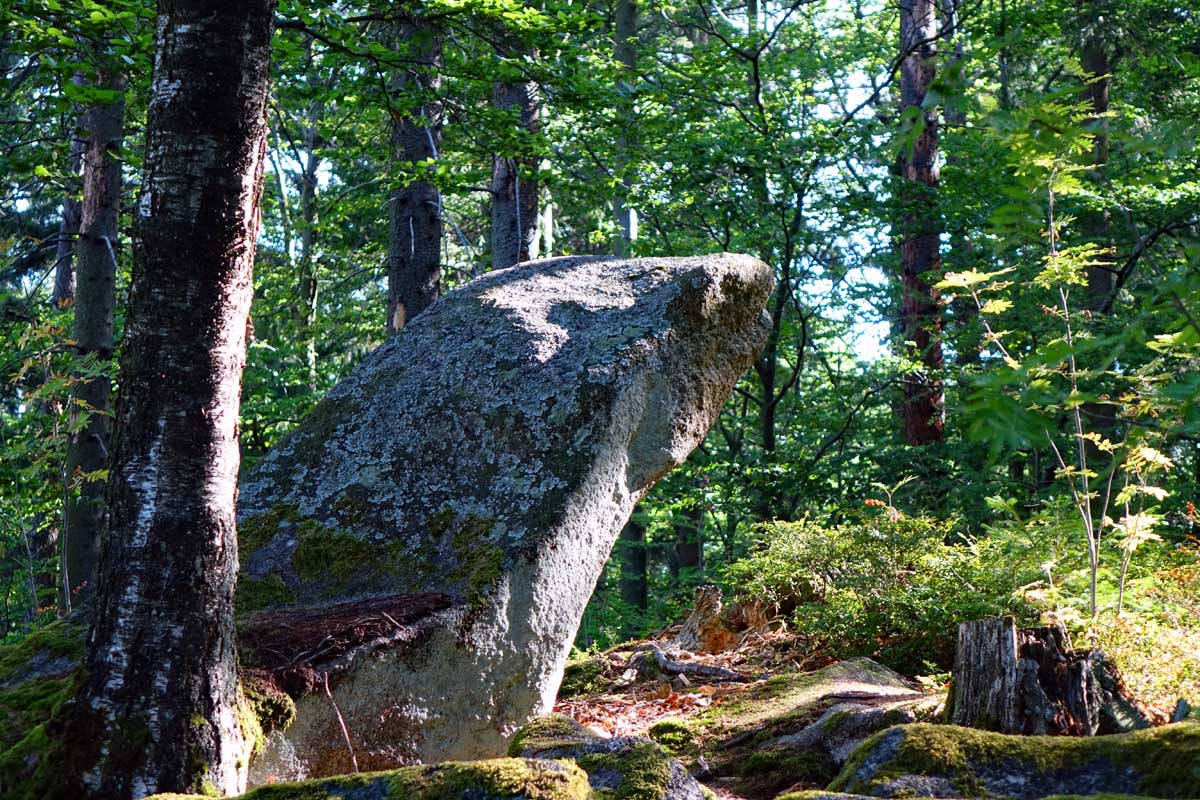 Skurrile Felsformationen auf dem Waldhistorischen Lehrpfad im Naturpark Steinwald