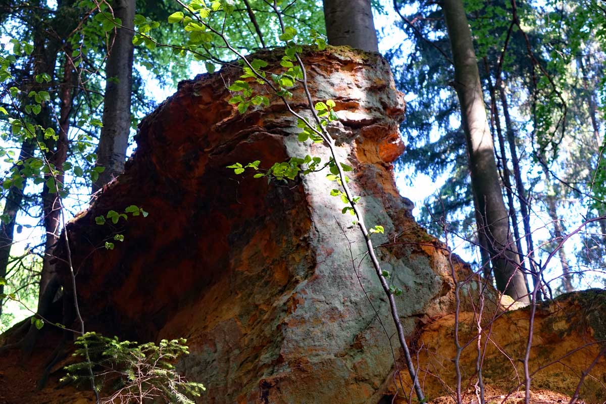 Felsen aus Buntsandstein auf dem Premiumwanderweg Vorgeschichtsweg Thalmässing
