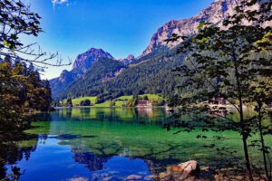 Blick vom Zauberwald auf den Hintersee bei Ramsau in Berchtesgaden