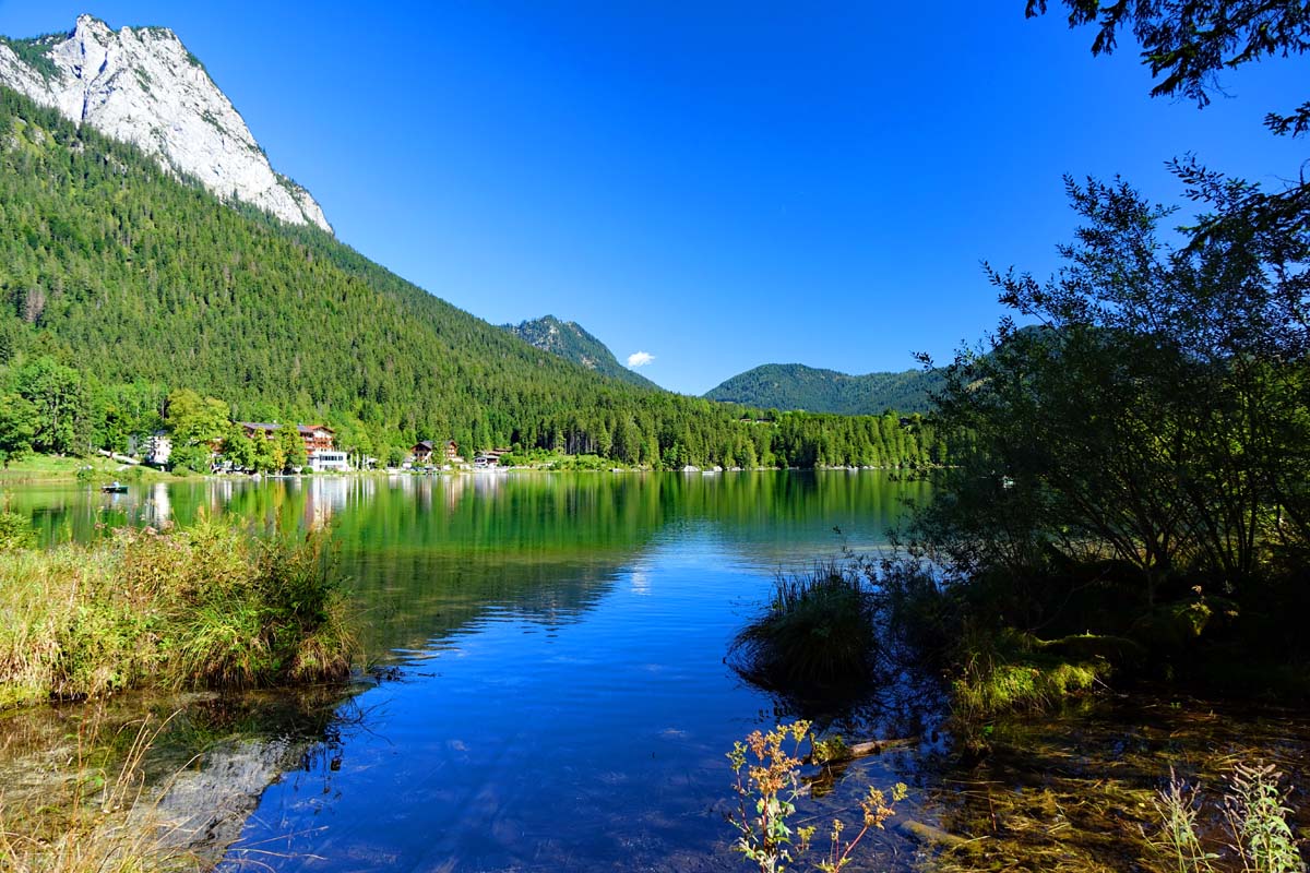 Wie ein Motiv auf der Postkarte wirkt der Hintersee bei Ramsau im Berchtesgadener Land