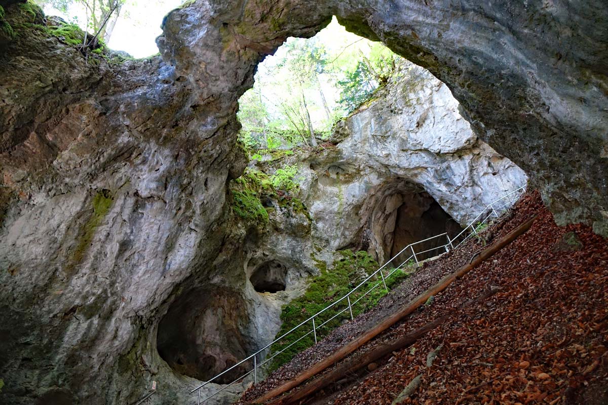 Heute überspannen nur noch einzelne Felsbögen die Decke der Riesenburg in der Fränkischen Schweiz