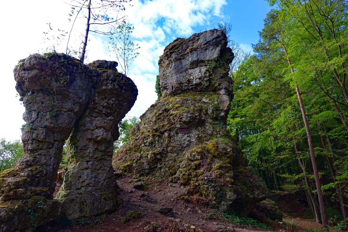 Der Wanderweg von der Riesenburg vom Quackenschloss im Wiesenttal führt an tollen Felsen vorbei