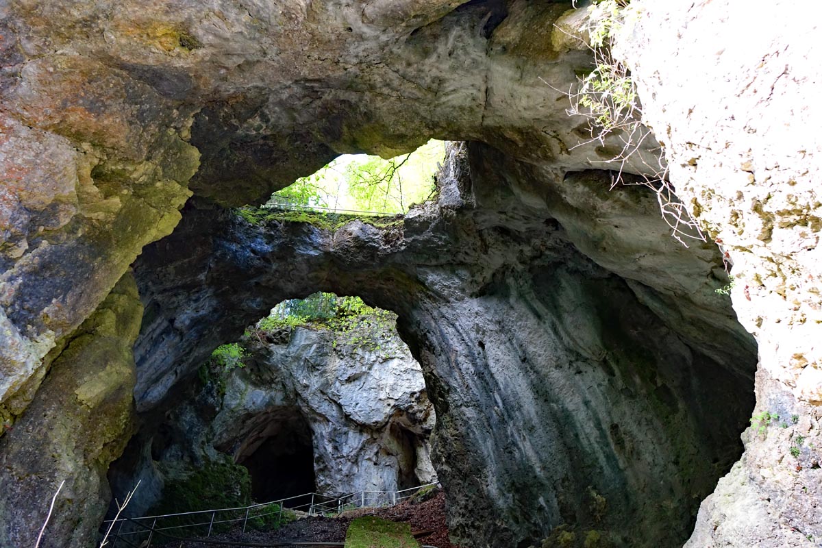 Blick in die Versturzhöhle Riesenburg im Wiesenttal bei Engelhardsberg zwischen Doos und Behringersdorf