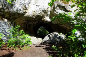 Rundwanderung von der Riesenburg zum Quackenschloss im Wiesenttal (Landkreis Forchheim) 11 Höhleneingang zum Quackenschloss im Wiesenttal in der Fränkischen Schweiz
