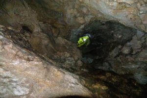 loch  in der höhlendecke maximiliansgrotte mittelfranken