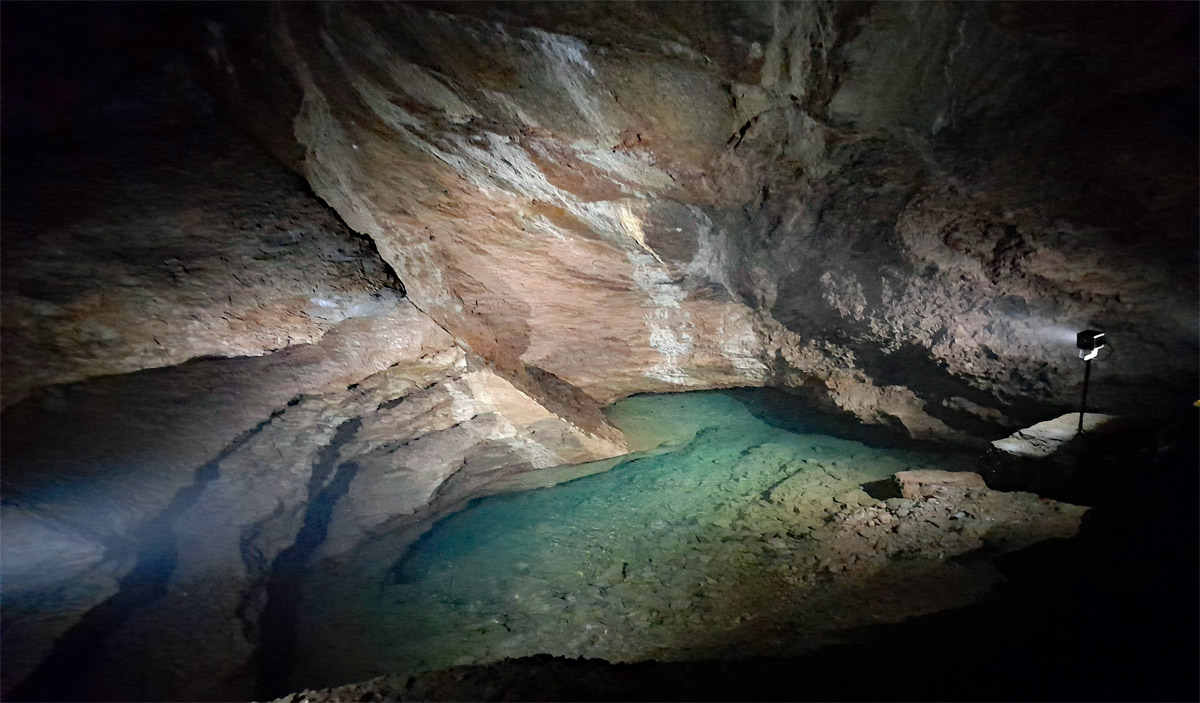 unterirdischer see in der drachenhöhle syrau in deutschland