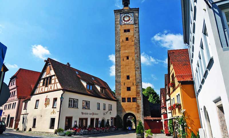 TURMWEG IN ROTHENBURG OB DER TAUBER 2 turmweg rothenburg ob der tauber rundgang eingang burggarten