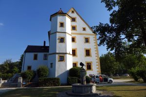 Oberes Schloss Rathaus Schmidmuehlen Landkreis Amberg Sulzbach Oberpfalz Ausflug Wandern Wacholderwanderweg