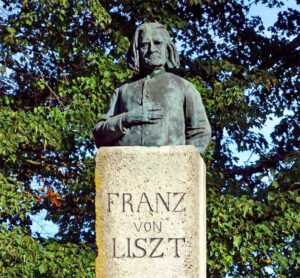 SCHLOSS SCHILLINGSFÜRST 9 statue franz von liszt kardinalsgarten schloss schillingsfürst