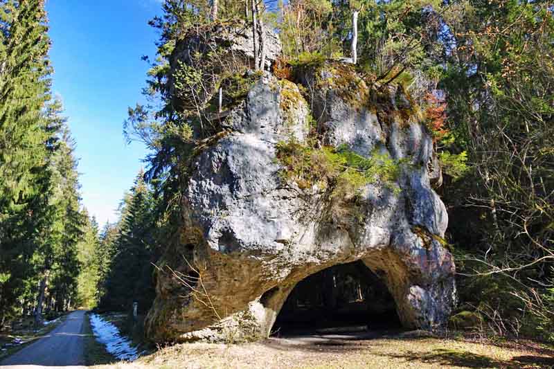 Auerhahn-Rundweg im Veldensteiner Forst (Lk Bayreuth) 11 großer lochstein geotop bayern oberfranken veldensteiner forst