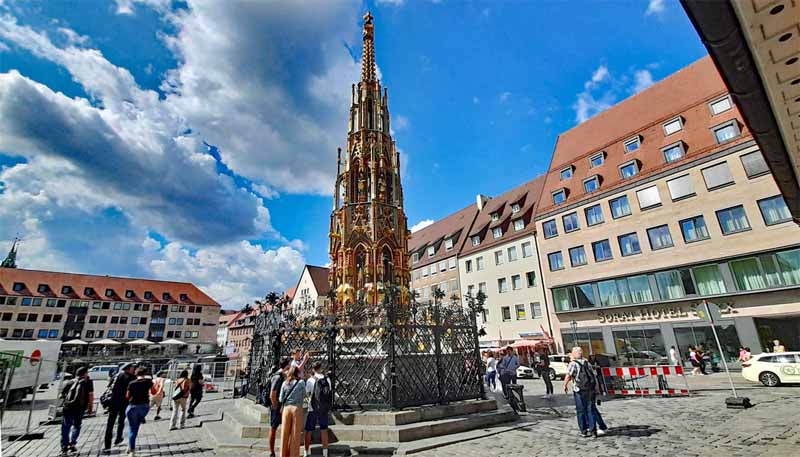 Ausflüge und Sehenswürdigkeiten in Nürnberg 5 schöner brunnen nürnberg hauptmarkt