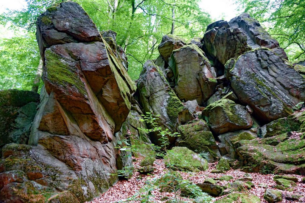 riesige steinquader in der steinwand bei poppenhausen