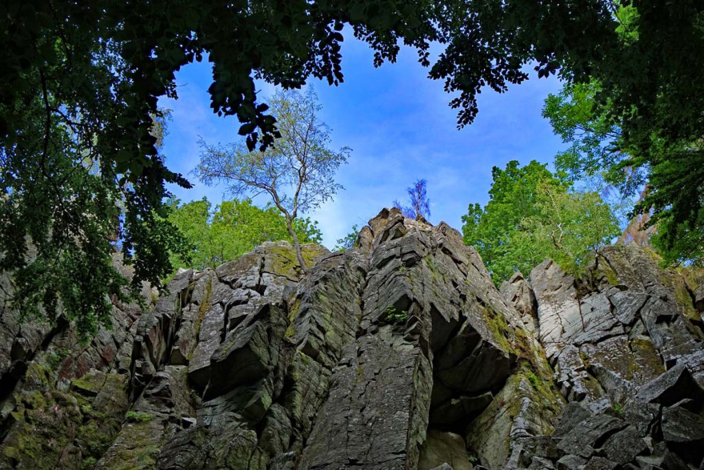 wandern in der rhoen natur die schoensten ausflugsziele wanderungen biosphaerenreservat vulkan felsen felsformation kletterfelsen