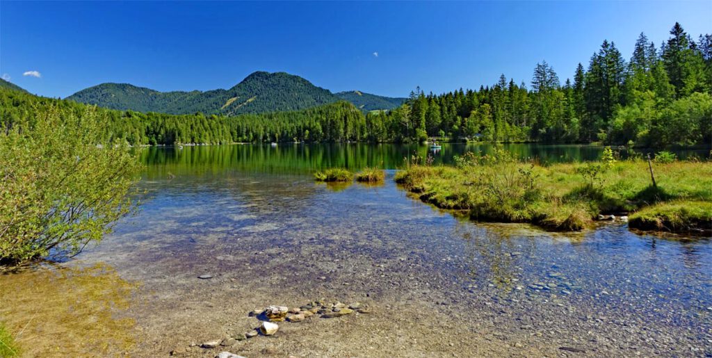 Malerische Kulisse am Hintersee im Berchtesgadener Land
