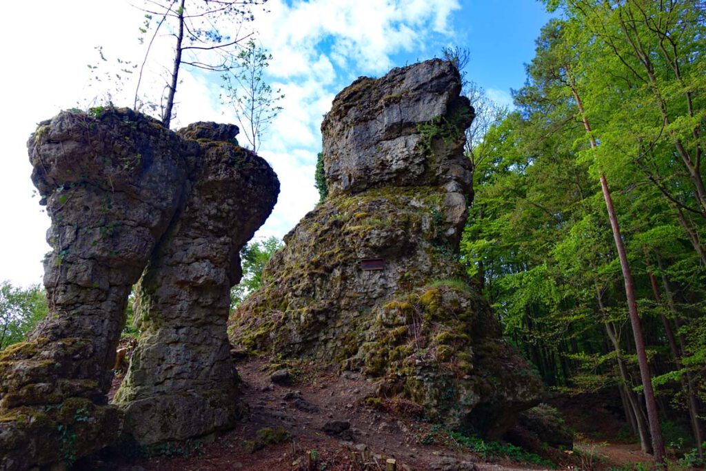 Rundwanderung von der Riesenburg zum Quackenschloss im Wiesenttal (Landkreis Forchheim) 8 Der Wanderweg von der Riesenburg vom Quackenschloss im Wiesenttal führt an tollen Felsen vorbei