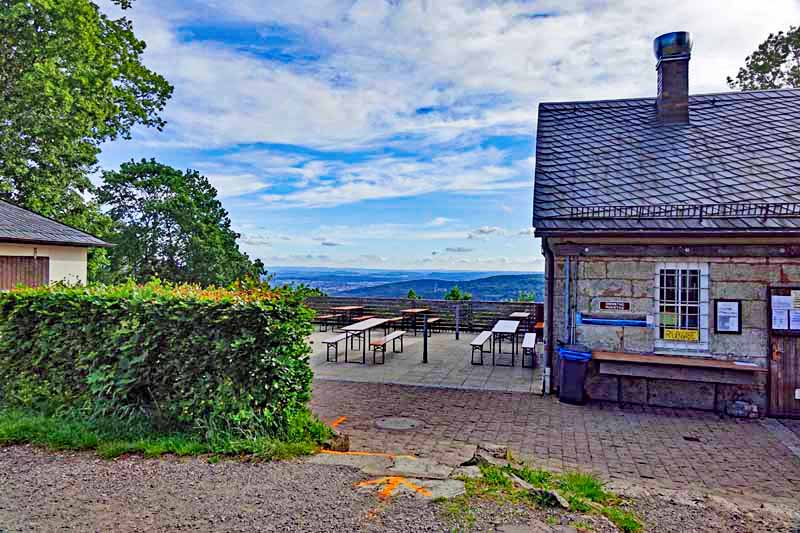 Wanderung auf den Berg der Franken - den Staffelberg 19 staffelbergklause staffelberg oberfranken biergarten wanderung kinder buggy