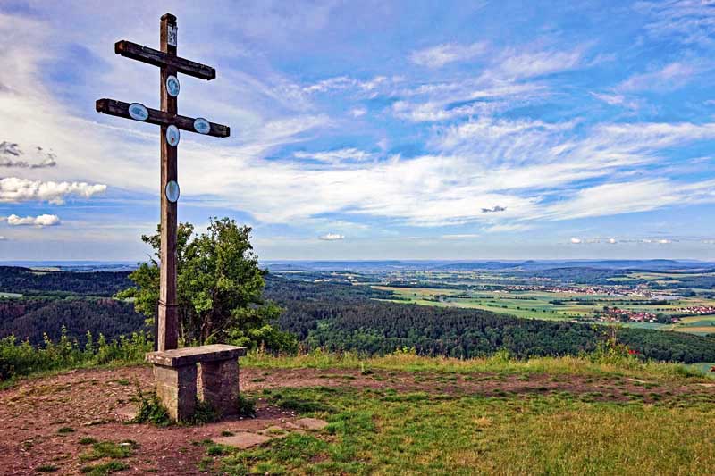 Wanderung auf den Berg der Franken - den Staffelberg 7 gipfelkreuz wanderberg franken staffelberg wandern kinder