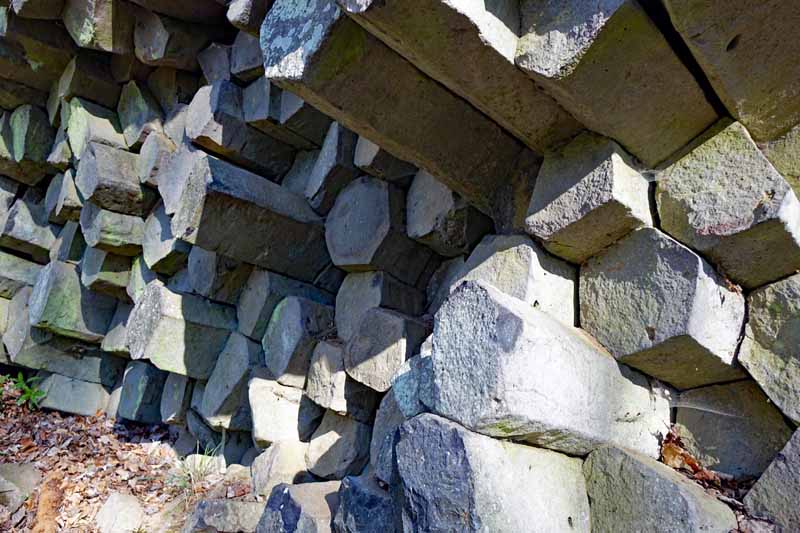Burgen, Prismen und geheimnisvolle Labyrinthe - Die schönsten Geotope in Unterfranken 10 geotope in unterfranken bayern basaltprismen wand gangolfsberg