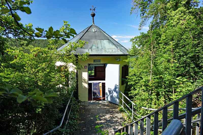 Erlebnispfad Juralandschaft in Essing (Altmühltal) 14 museum schulerloch tropfsteinhöhle altmühltal