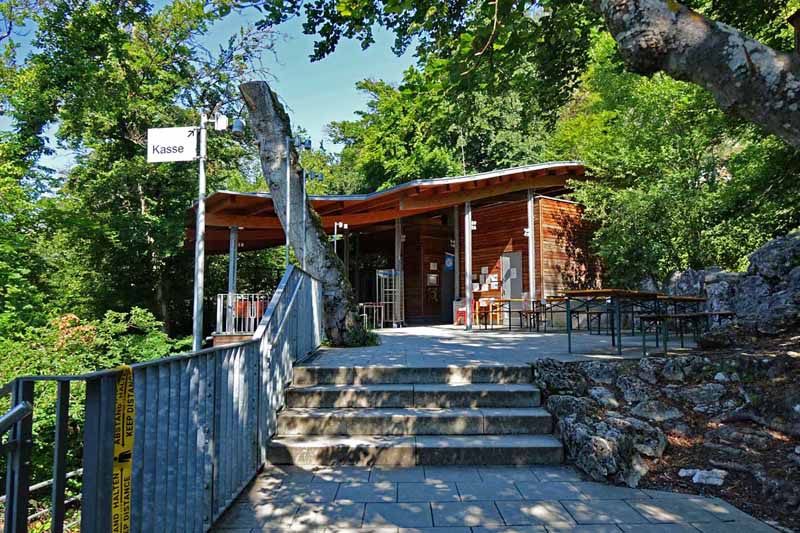 Erlebnispfad Juralandschaft in Essing (Altmühltal) 12 kasse schulerloch essing kelheim wandern altmühltal schauhöhle tropfsteinhöhle