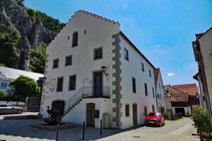 Erlebnispfad Juralandschaft in Essing (Altmühltal) 18 rathaus marktplatz essing altmühltal