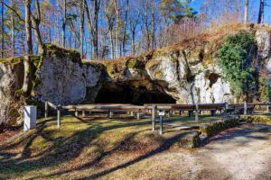 Geopfad Gößweinstein - Von der Fellner-Doline zur Stempfermühlquelle 25 https://mit-mama-nach.de/wp-content/uploads/2021/04/geotope-bayern-oberfranken-goessweinstein-fellner-doline-wandern-geopfad.jpg