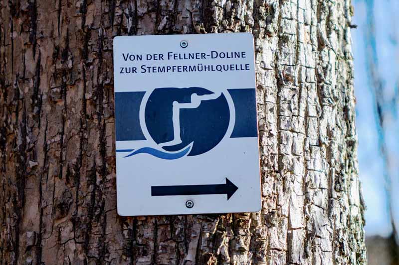 Geopfad Gößweinstein - Von der Fellner-Doline zur Stempfermühlquelle 20 markierung wegweiser geopfad gößweinstein fellner doline stempermühlquelle