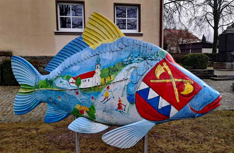 Im Land der tausend Teiche - Wanderung durch die Tirschenreuther Teichpfanne zur Himmelsleiter (Oberpfalz) 8 karpfen kunst skulptur