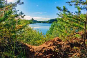 Geotop-Wanderungen im Landkreis Bayreuth 28 https://mit-mama-nach.de/wp-content/uploads/2021/10/wandern-mittelfranken-landkreis-roth-baggersee-bechhofen-buechenbach-abenberg.jpg