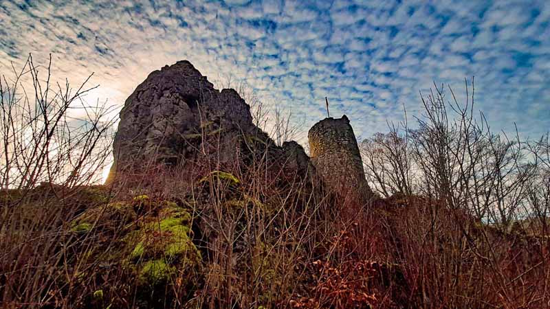 Burgruine Stierberg und Jura-Elefant 2 burg ruine stierberg bei betzenstein in der fränkischen schweiz