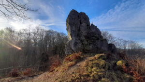 dolomit felsnadel mit dem turm der burgruine stierberg bei betzenstein